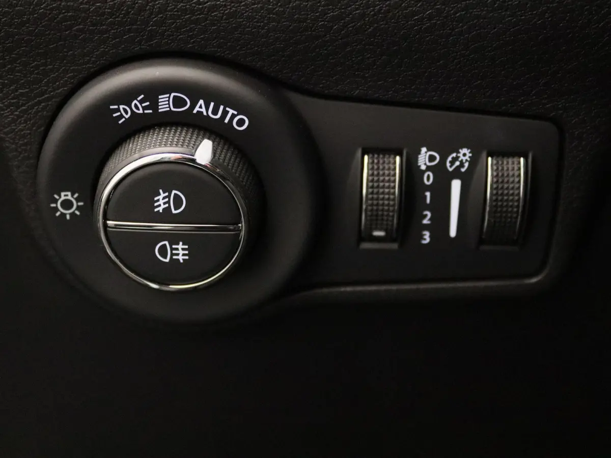 4xe 240 Plug-in Hybrid Upland | 360° Camera | Stoelverwarming | Climate control | Navigatie