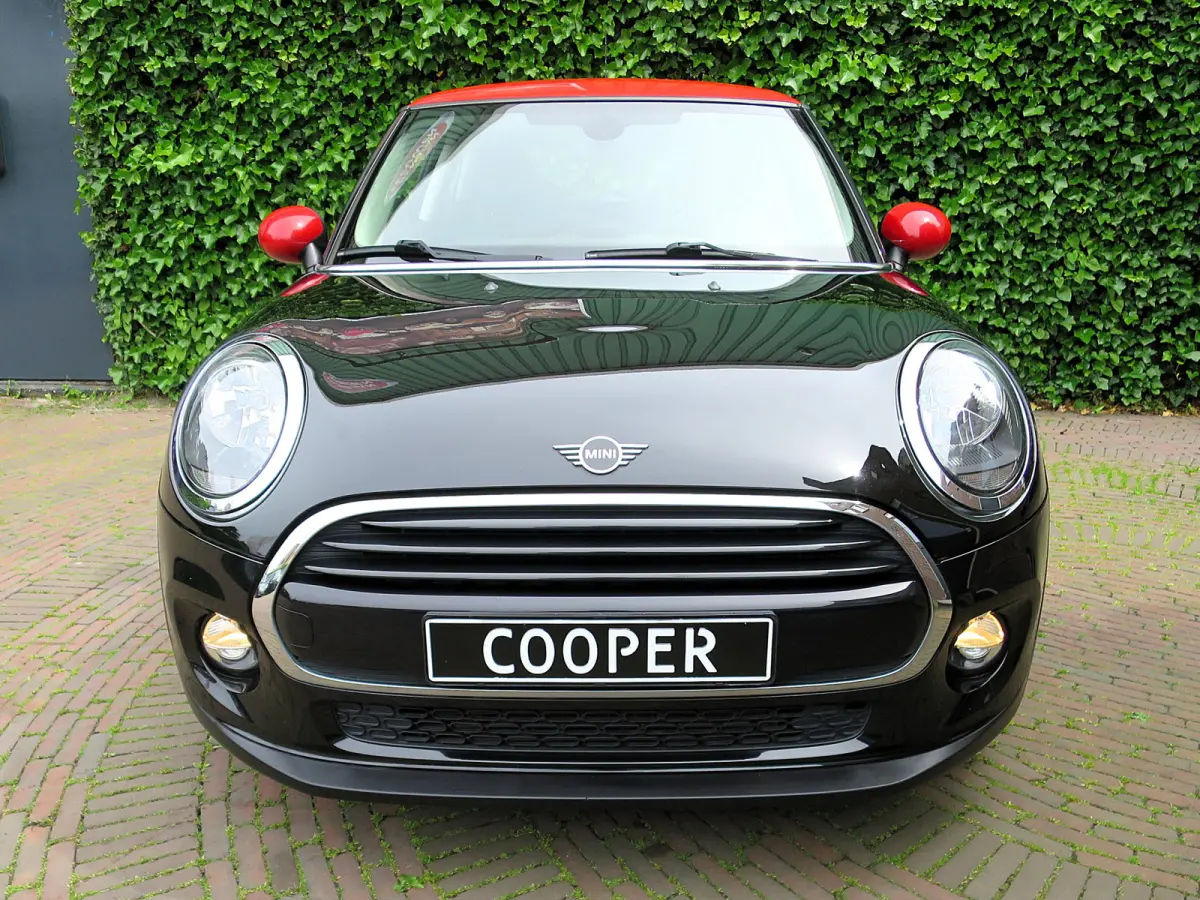 1.5 F56 LCI met Navi, BT, Clima, PDC en 17"