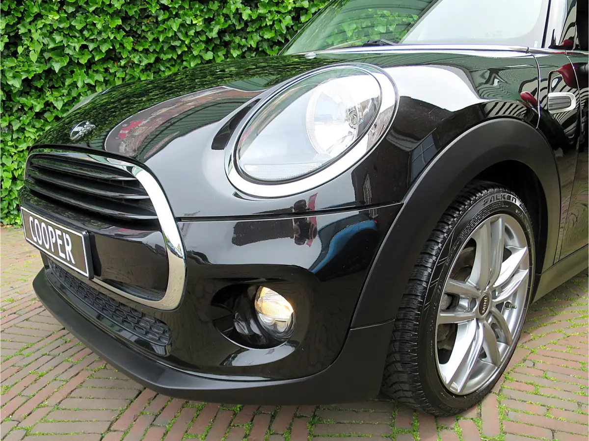 1.5 F56 LCI met Navi, BT, Clima, PDC en 17"