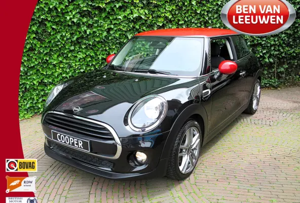 1.5 F56 LCI met Navi, BT, Clima, PDC en 17"