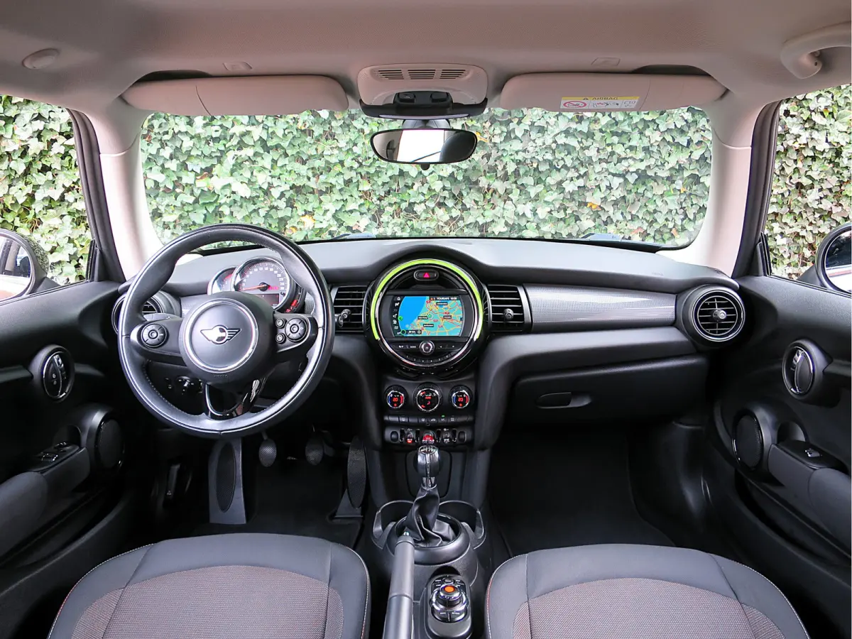 1.5 F56 LCI met Navi, BT, Clima, PDC en 17"