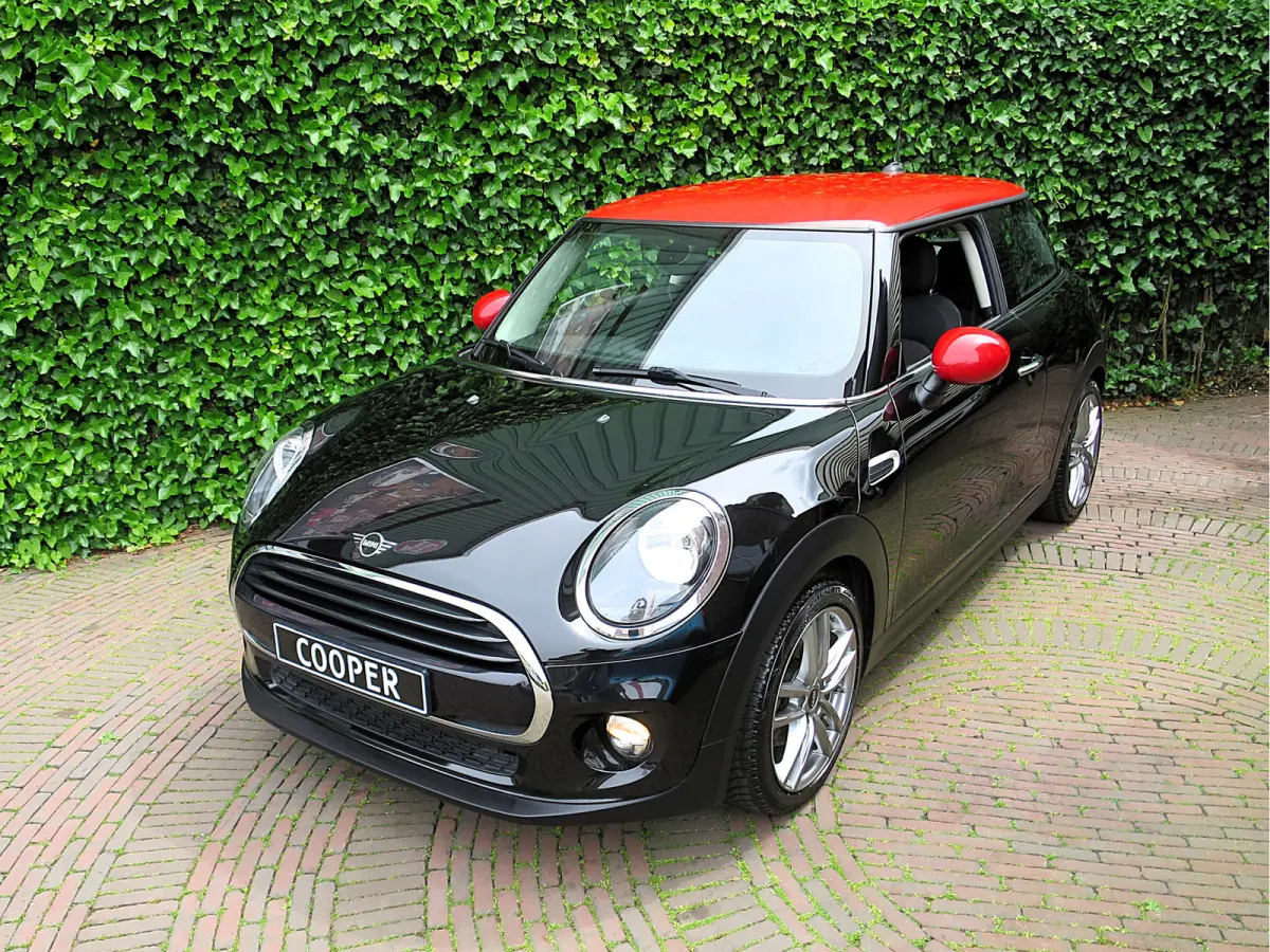 1.5 F56 LCI met Navi, BT, Clima, PDC en 17"