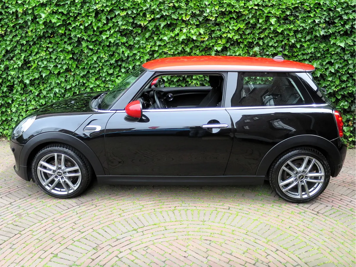 1.5 F56 LCI met Navi, BT, Clima, PDC en 17"