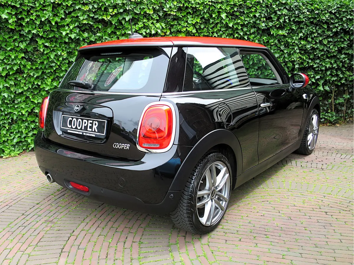 1.5 F56 LCI met Navi, BT, Clima, PDC en 17"