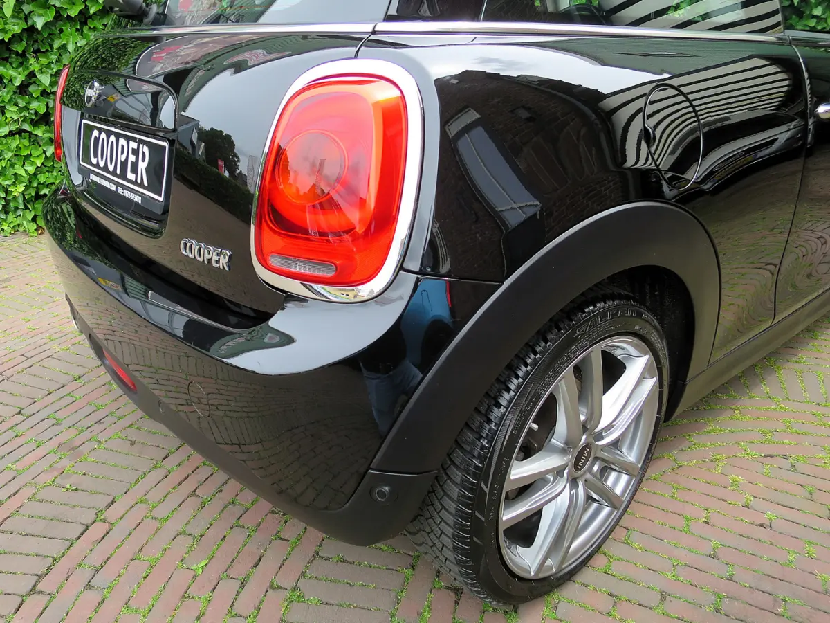 1.5 F56 LCI met Navi, BT, Clima, PDC en 17"