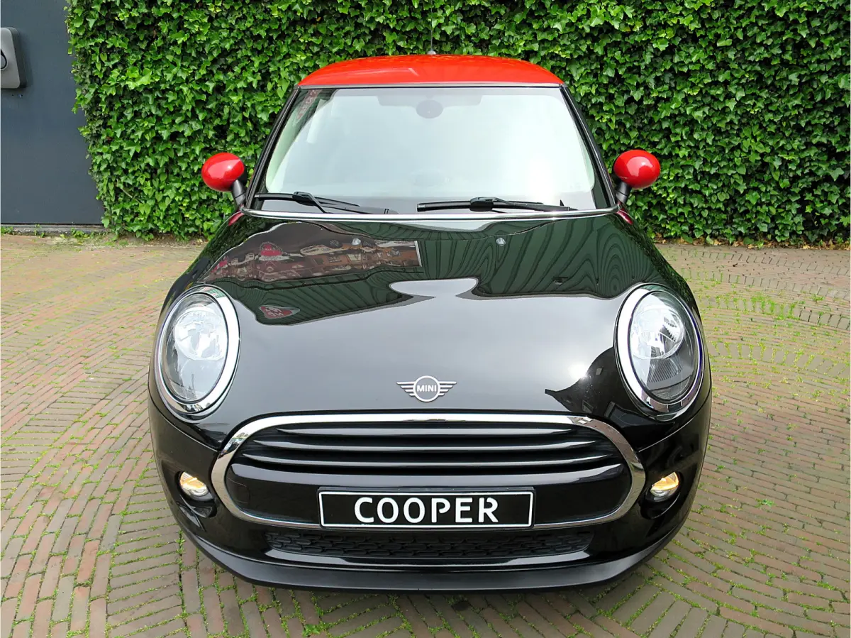 1.5 F56 LCI met Navi, BT, Clima, PDC en 17"