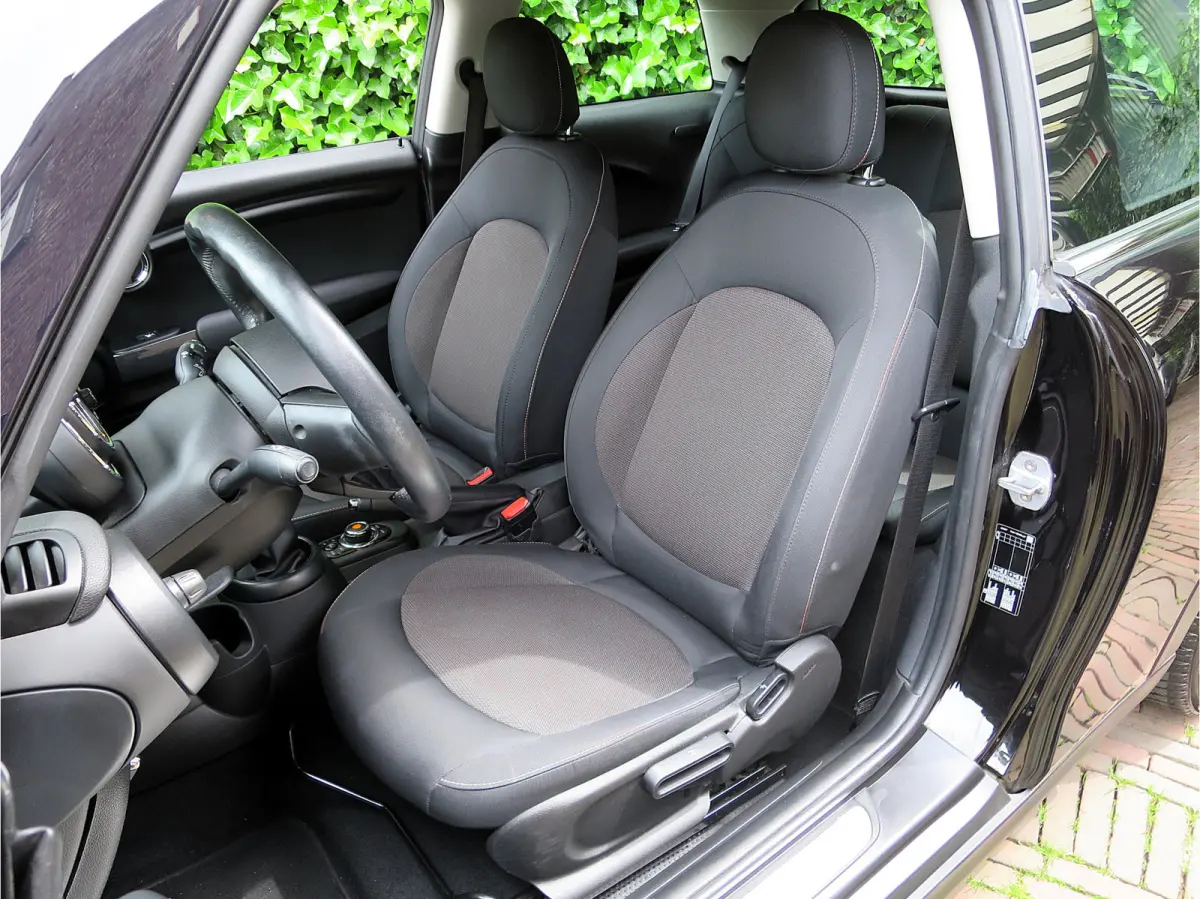 1.5 F56 LCI met Navi, BT, Clima, PDC en 17"