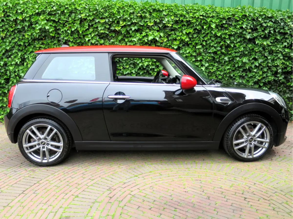 1.5 F56 LCI met Navi, BT, Clima, PDC en 17"
