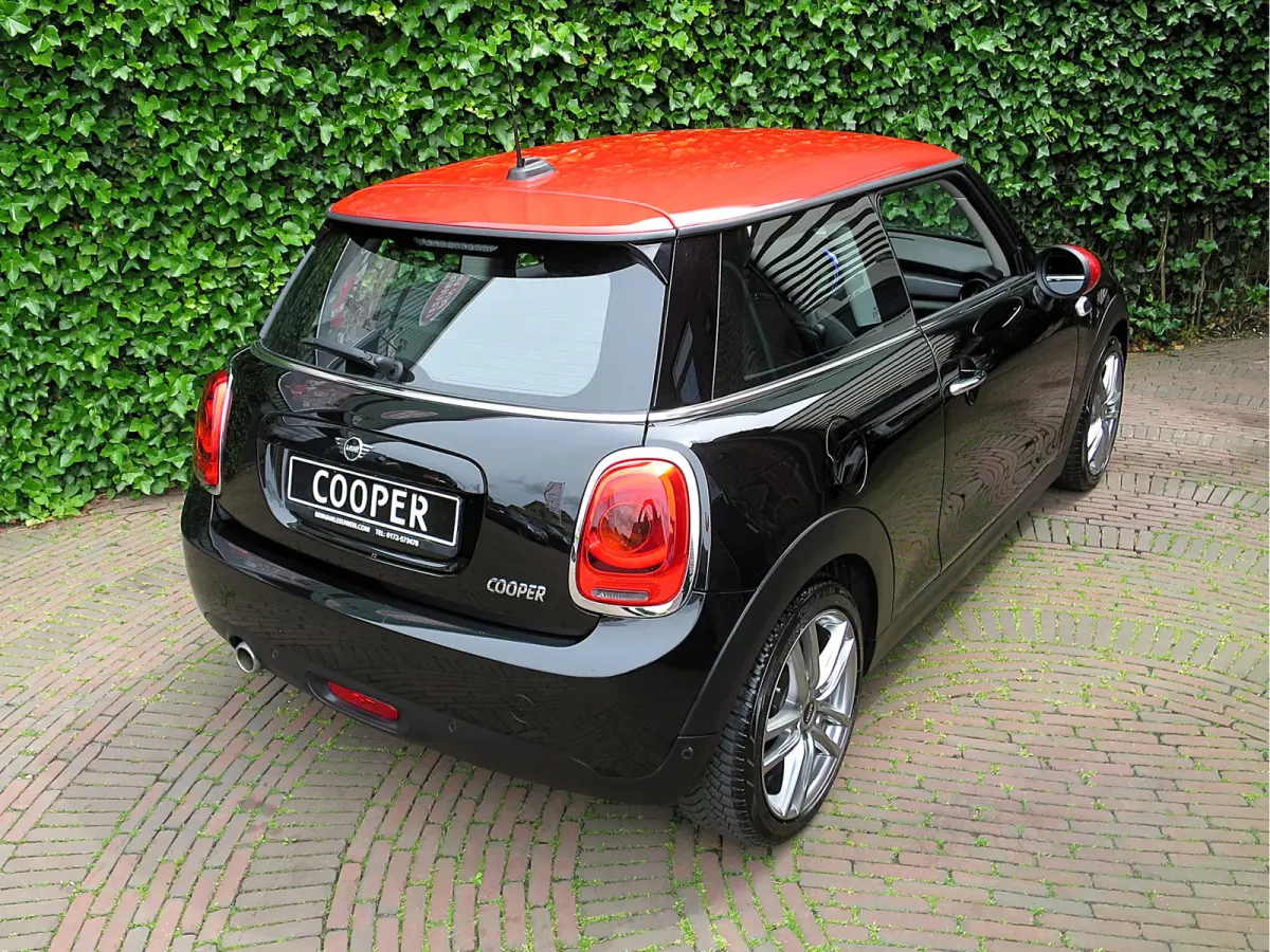 1.5 F56 LCI met Navi, BT, Clima, PDC en 17"