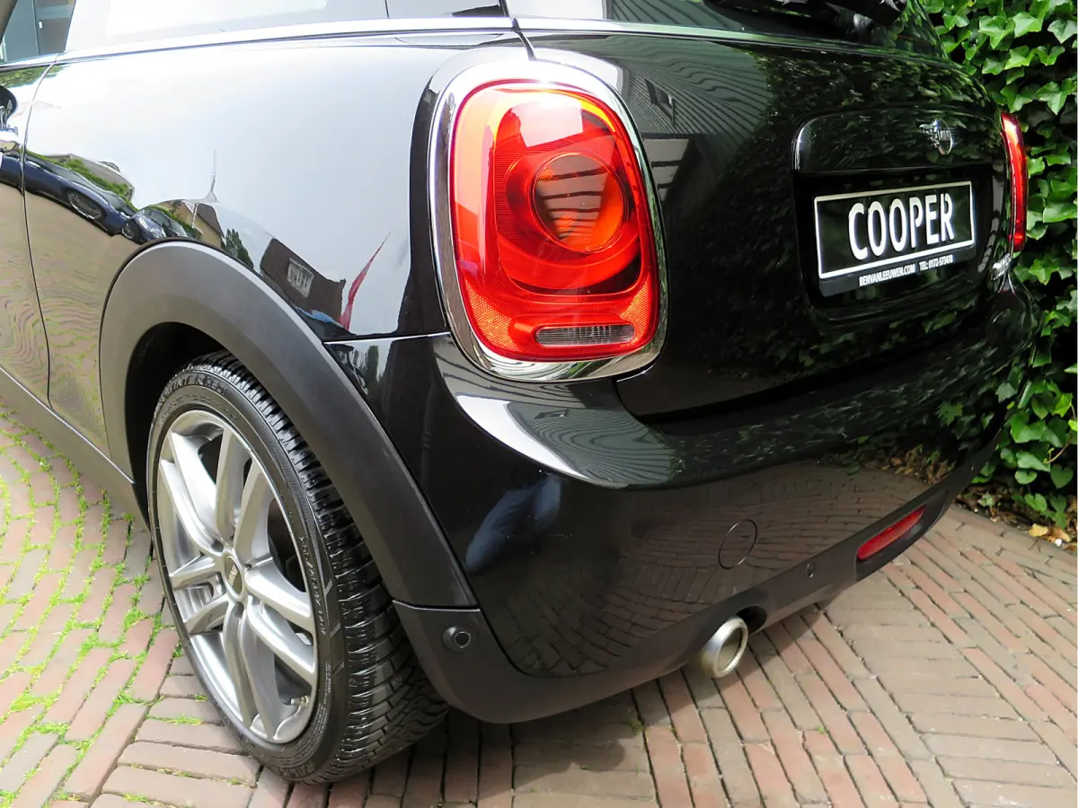 1.5 F56 LCI met Navi, BT, Clima, PDC en 17"