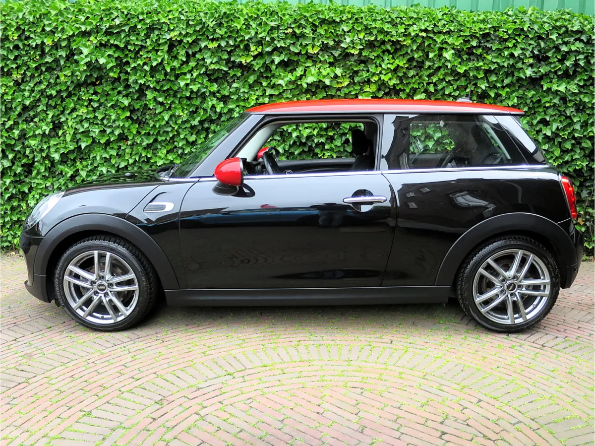 1.5 F56 LCI met Navi, BT, Clima, PDC en 17"