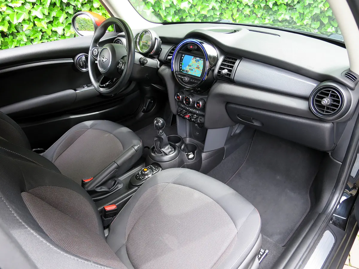 1.5 F56 LCI met Navi, BT, Clima, PDC en 17"