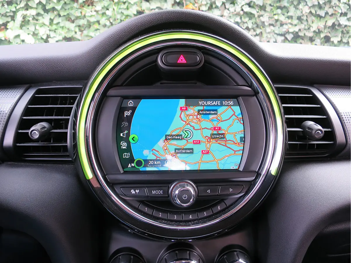 1.5 F56 LCI met Navi, BT, Clima, PDC en 17"