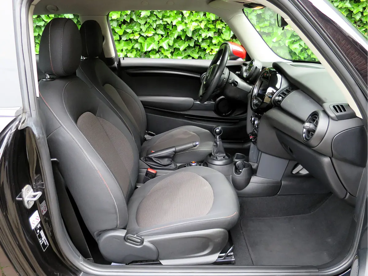 1.5 F56 LCI met Navi, BT, Clima, PDC en 17"