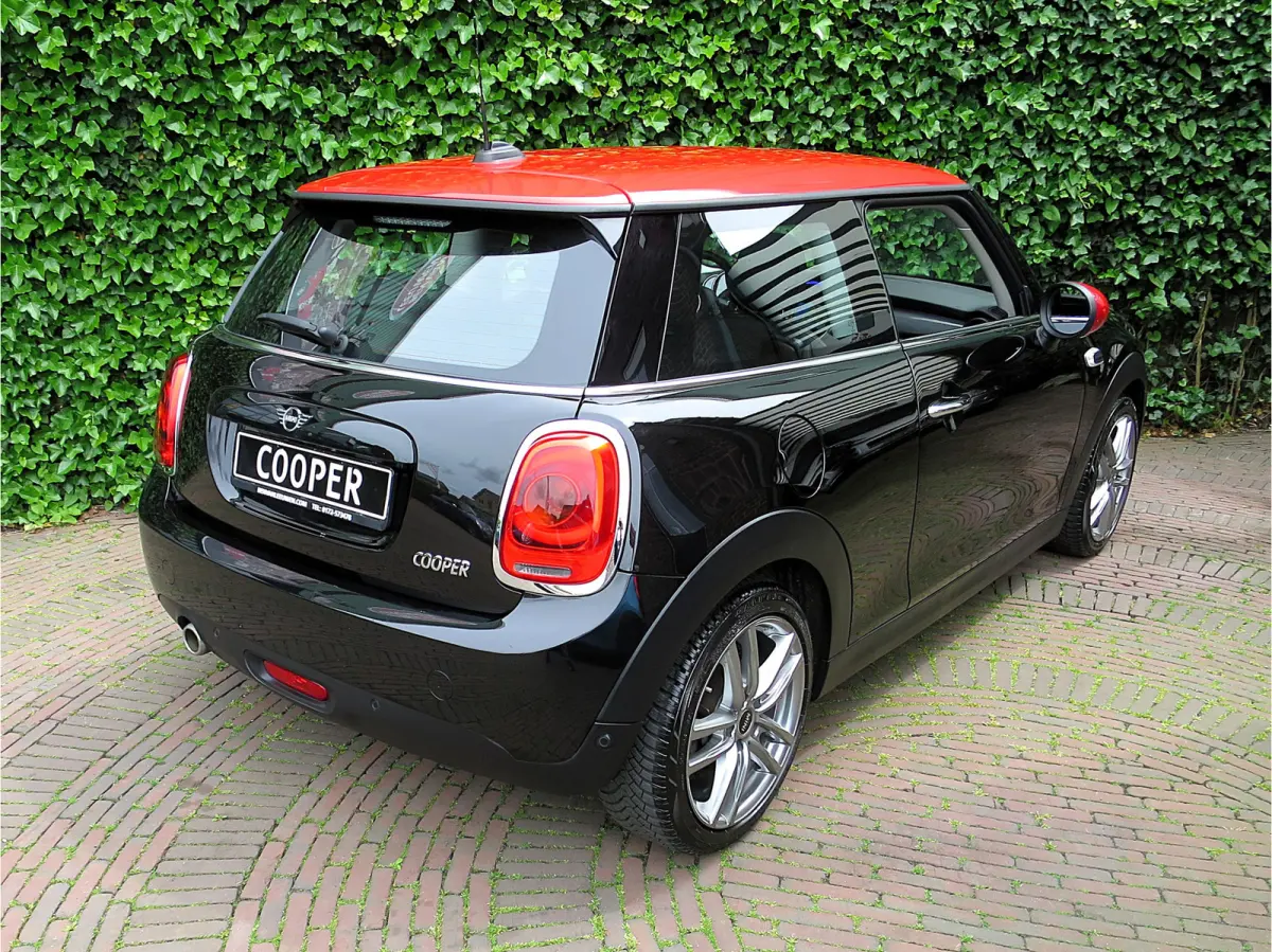 1.5 F56 LCI met Navi, BT, Clima, PDC en 17"