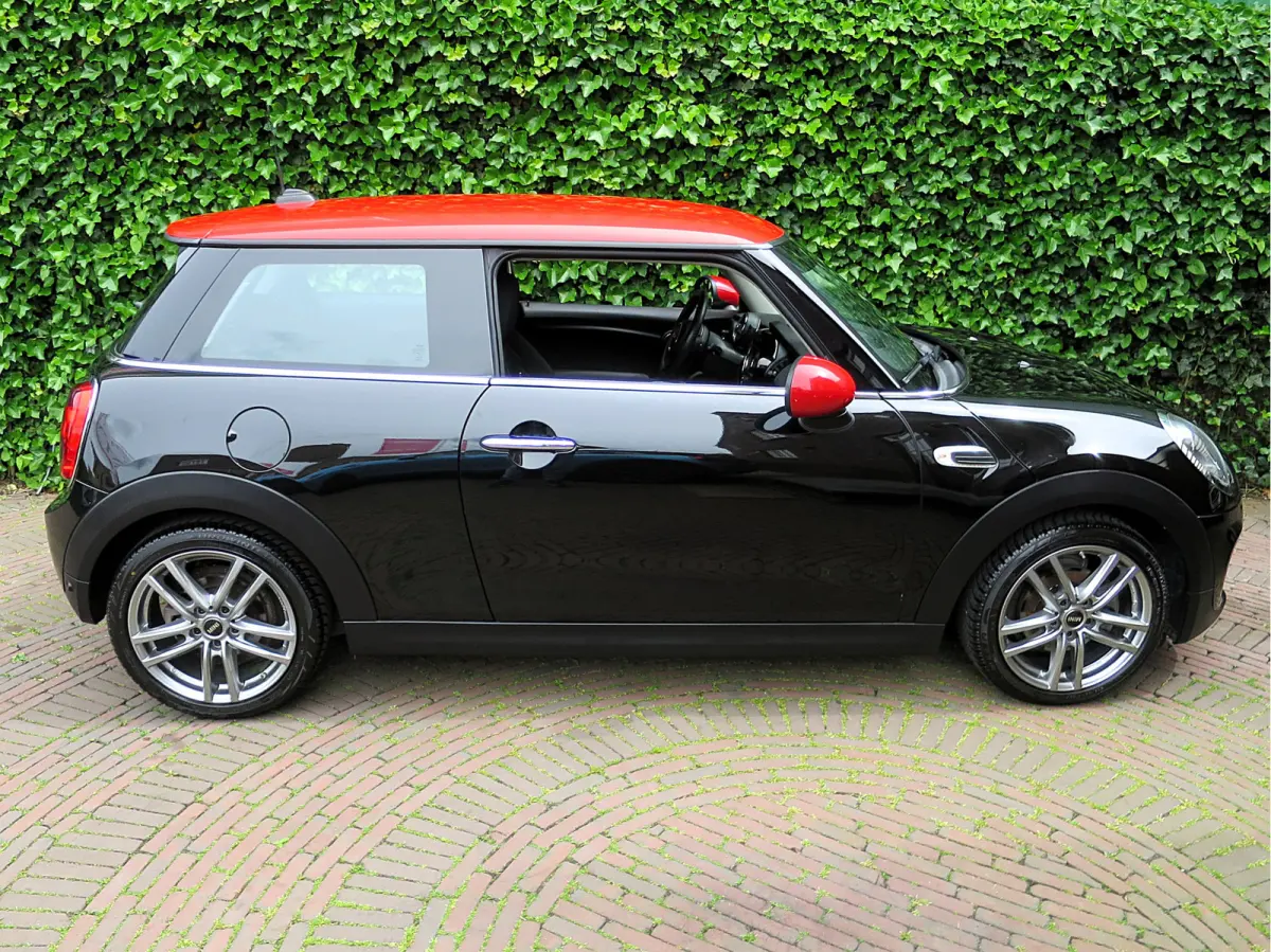1.5 F56 LCI met Navi, BT, Clima, PDC en 17"