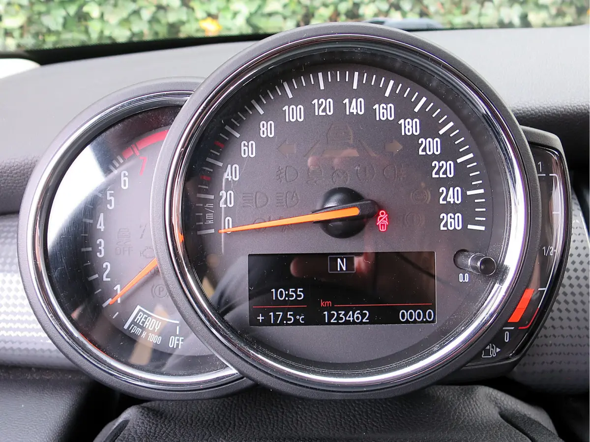 1.5 F56 LCI met Navi, BT, Clima, PDC en 17"