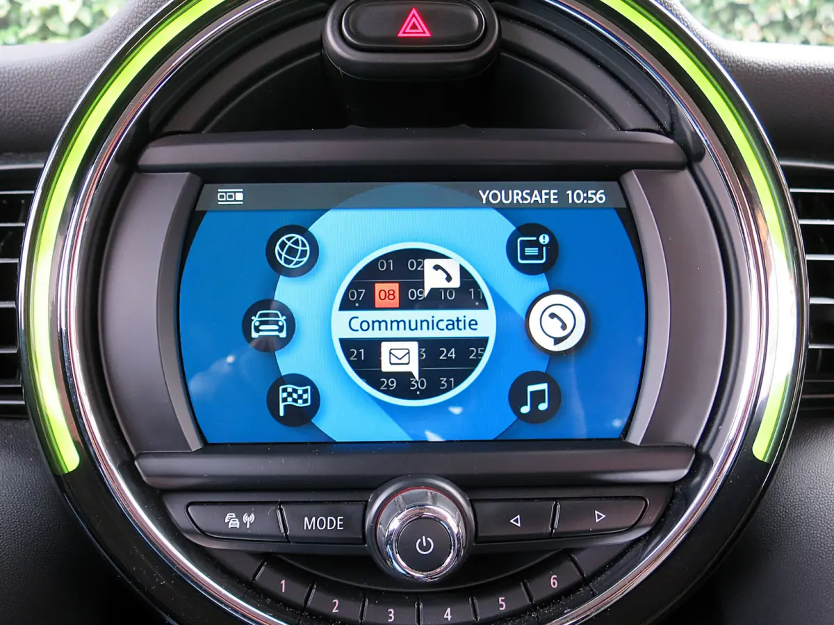 1.5 F56 LCI met Navi, BT, Clima, PDC en 17"