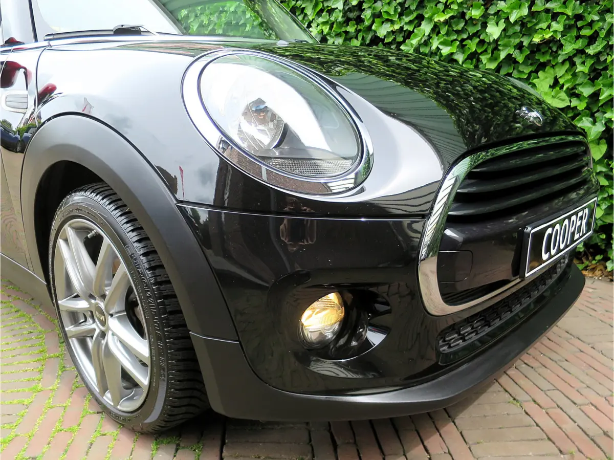 1.5 F56 LCI met Navi, BT, Clima, PDC en 17"