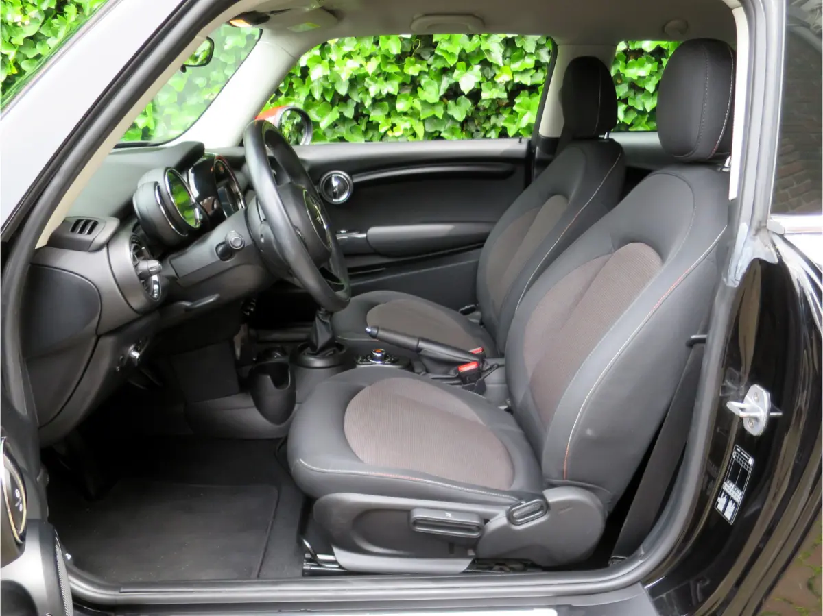 1.5 F56 LCI met Navi, BT, Clima, PDC en 17"
