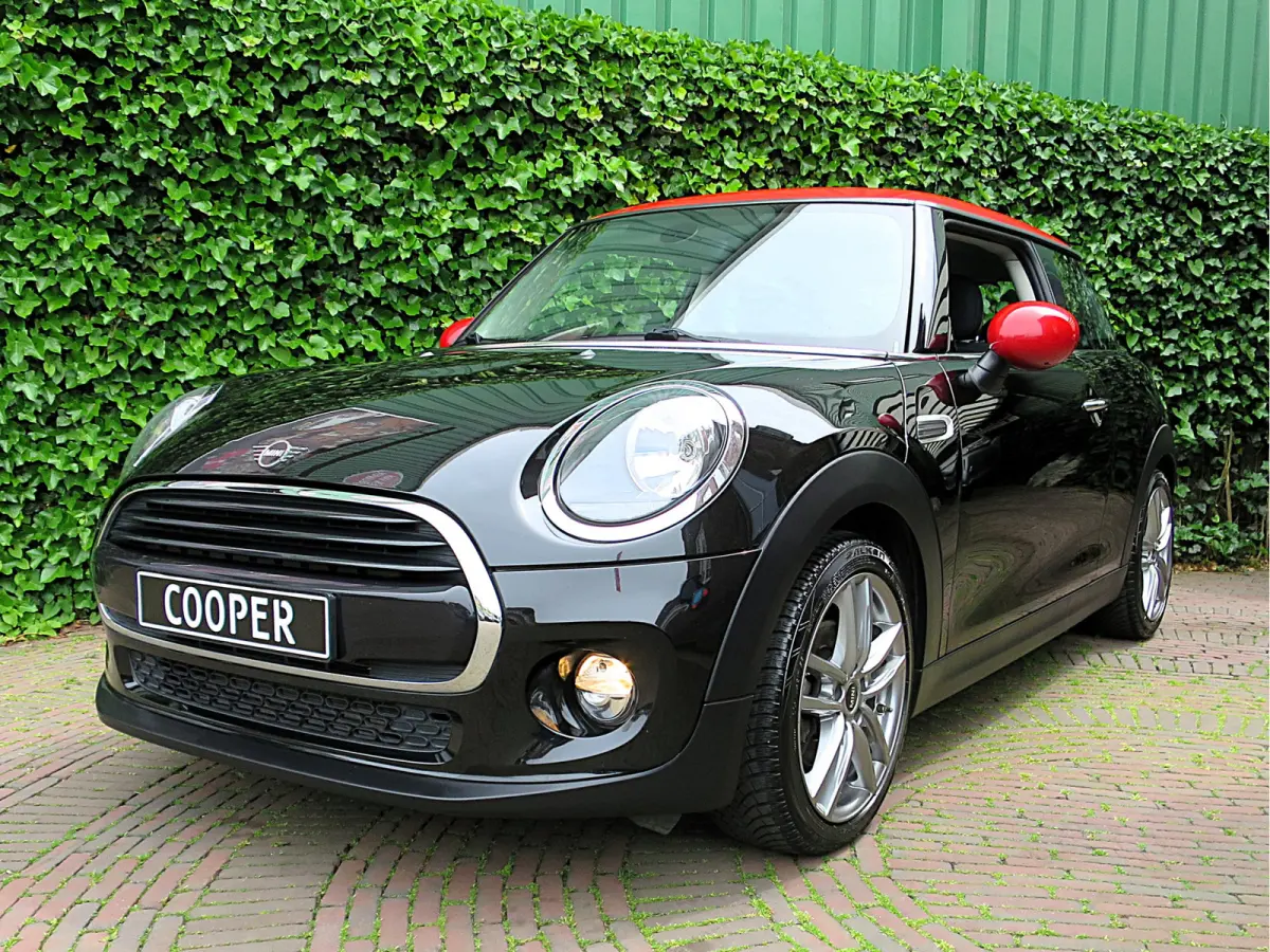 1.5 F56 LCI met Navi, BT, Clima, PDC en 17"