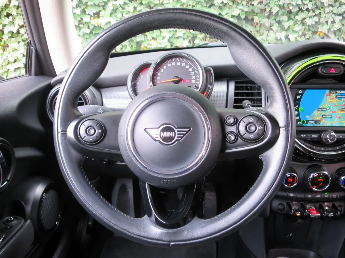 1.5 F56 LCI met Navi, BT, Clima, PDC en 17"