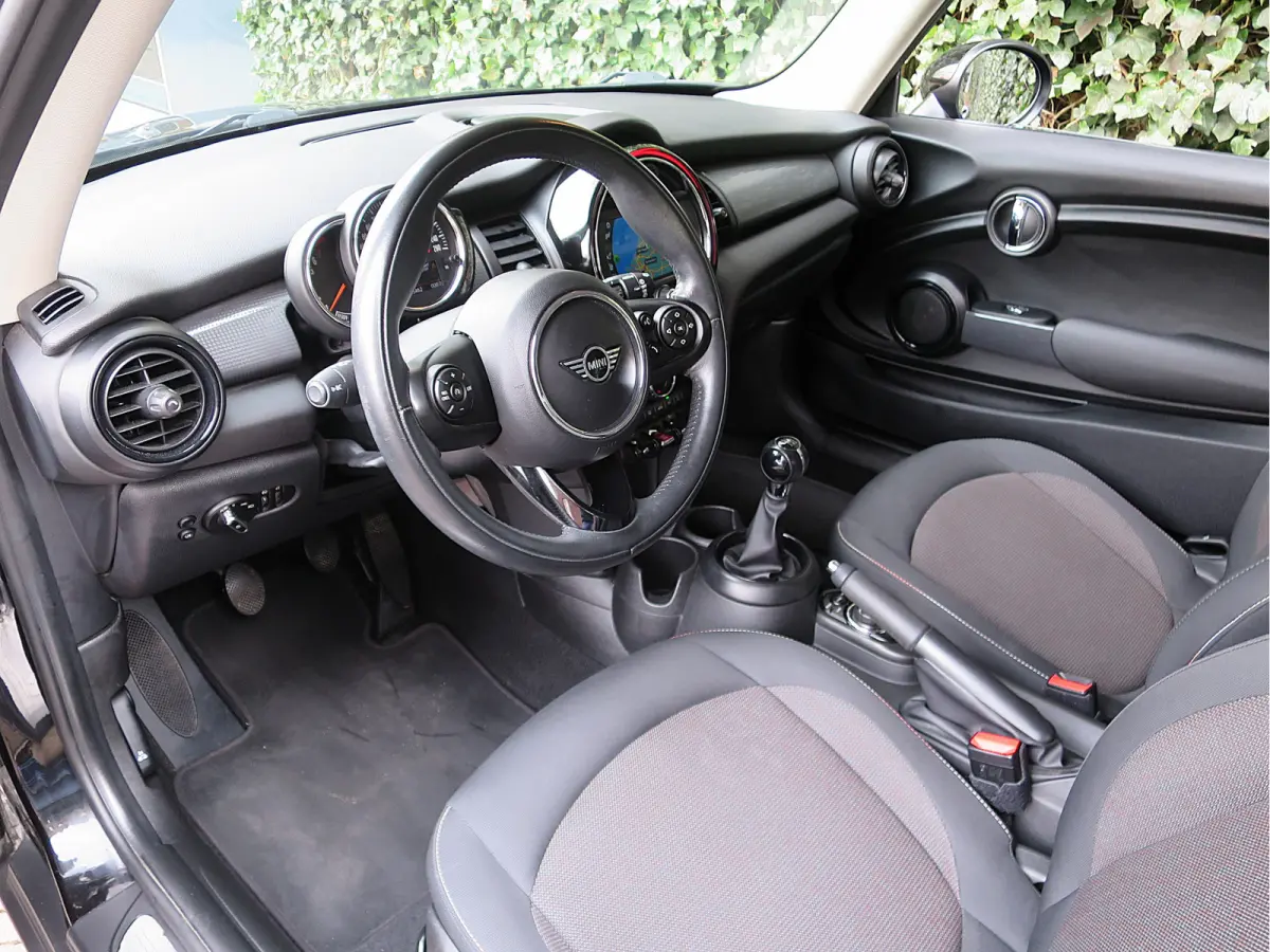 1.5 F56 LCI met Navi, BT, Clima, PDC en 17"