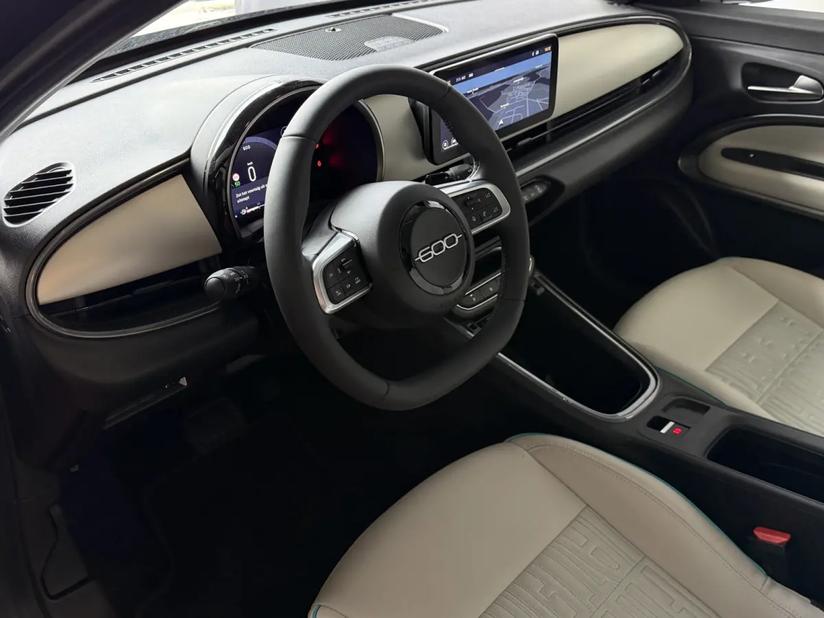 1.2 HYBRID LA PRIMA STOELVERW. ELEK.KLEP LEER MASSAGE CAMERA CARPLAY ADAP.CRUISE ELEK.STOEL 18''LMV ✅ Top Auto Fiat Wijchen , 30 Jaar ervaring in Fiat , Wij leveren de : Icon / La Prima / 