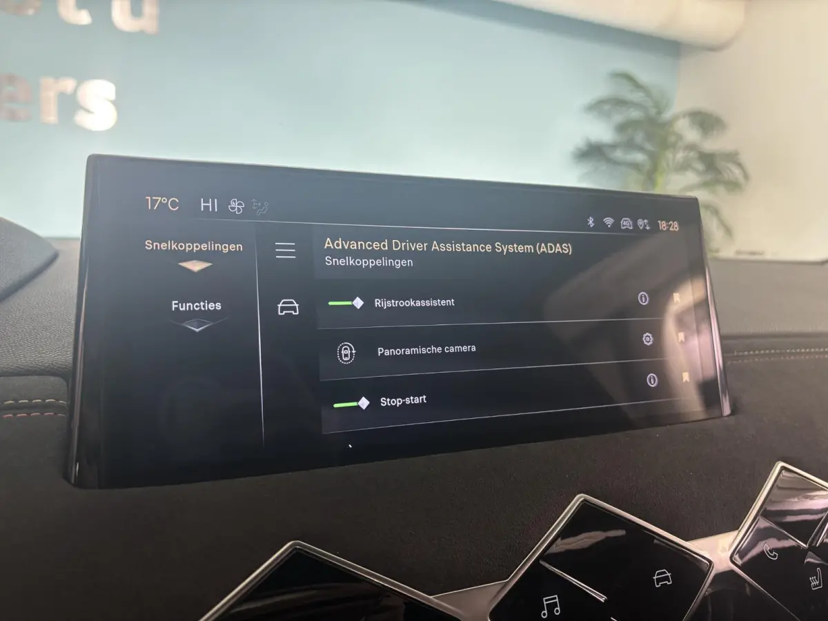 1.2 Hybrid 136 Edition France | 360 vision | Stoelverwarming | Alcantara | Apple Carplay - Android Auto