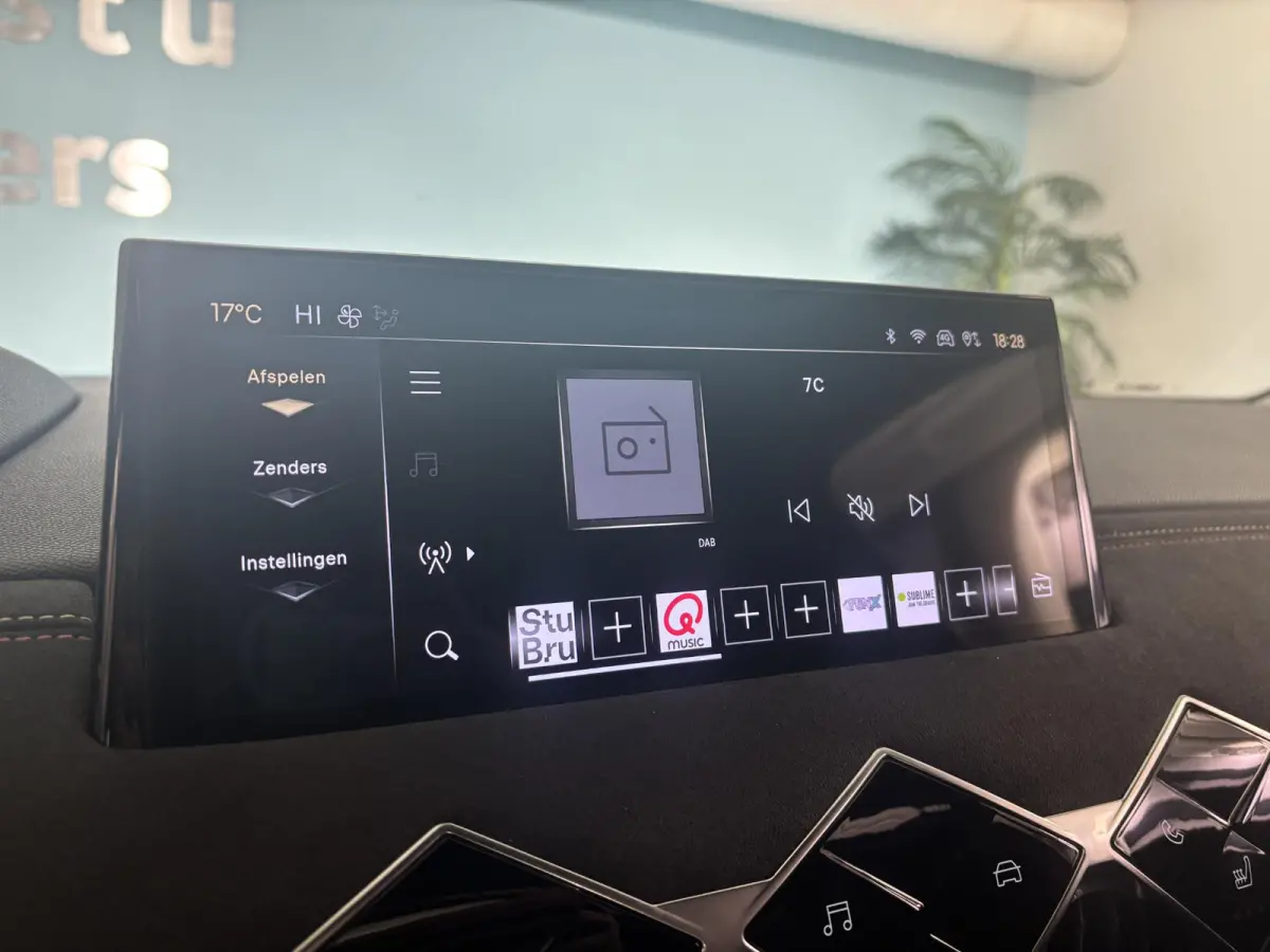 1.2 Hybrid 136 Edition France | 360 vision | Stoelverwarming | Alcantara | Apple Carplay - Android Auto