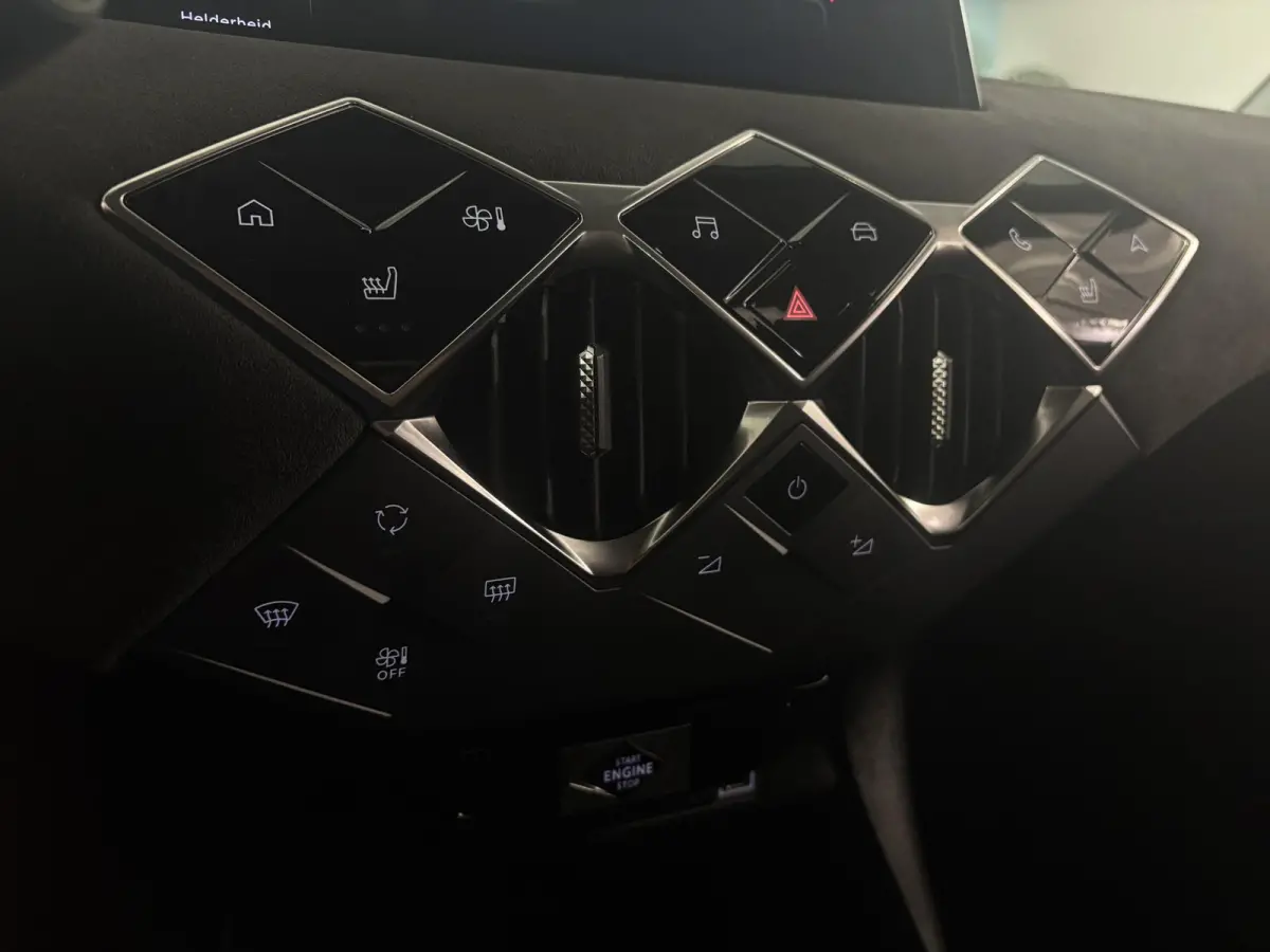 1.2 Hybrid 136 Edition France | 360 vision | Stoelverwarming | Alcantara | Apple Carplay - Android Auto