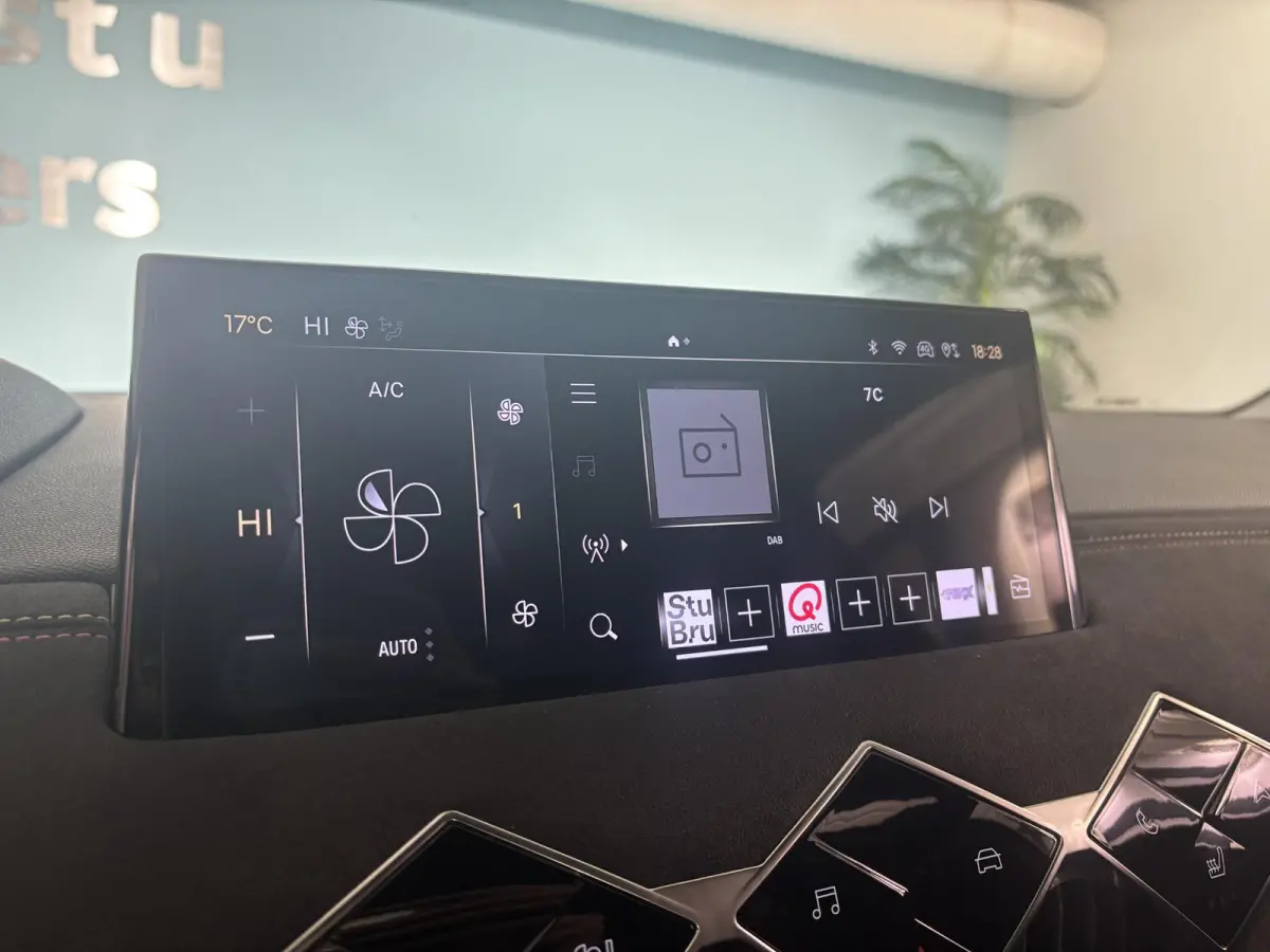 1.2 Hybrid 136 Edition France | 360 vision | Stoelverwarming | Alcantara | Apple Carplay - Android Auto