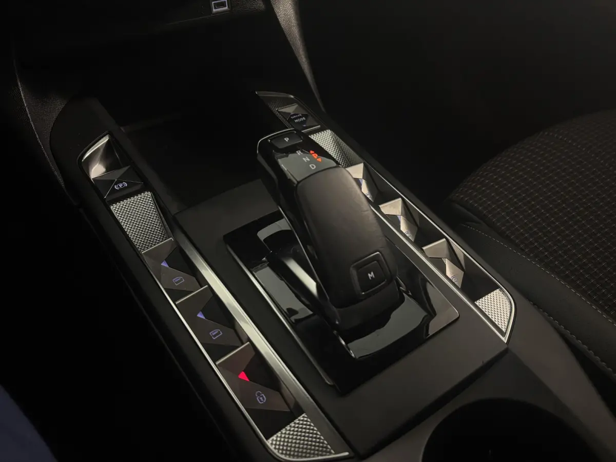 1.2 Hybrid 136 Edition France | 360 vision | Stoelverwarming | Alcantara | Apple Carplay - Android Auto