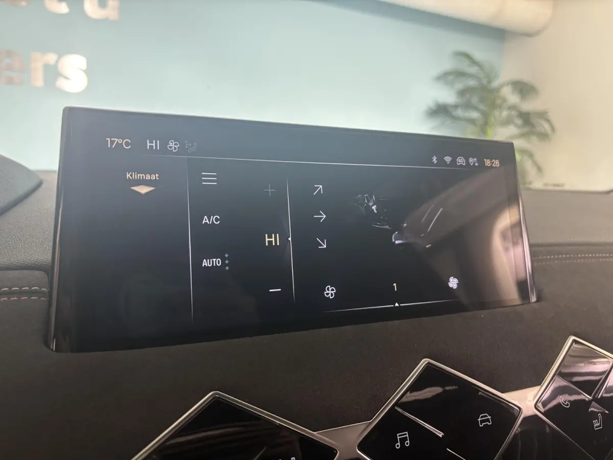 1.2 Hybrid 136 Edition France | 360 vision | Stoelverwarming | Alcantara | Apple Carplay - Android Auto