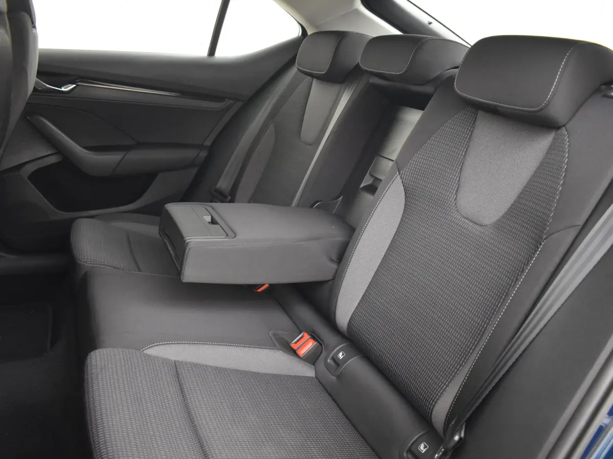 1.4 TSI iV PHEV Business Edition 204 Pk DSG/AUTO | Trekhaak  | Navigatie | SOH 87,2% | Apple carplay Android auto | Keyless | Parkeersensoren V+A | Cruise control | Stuurverwarming |18"LMV