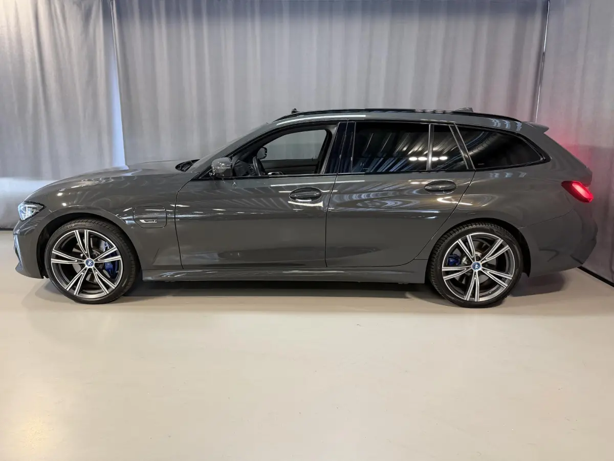 330e xDrive M Sport High Executive 19"/Panoramadak/Adaptieve cruise/Stoelverwarming + memory/Laser LED/360 camera/Head-up/Keyless