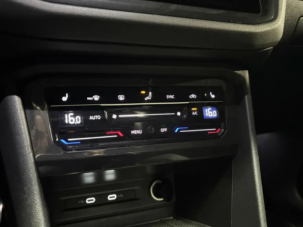 1.5 TSI R-Line PANO KEYLESS CAM