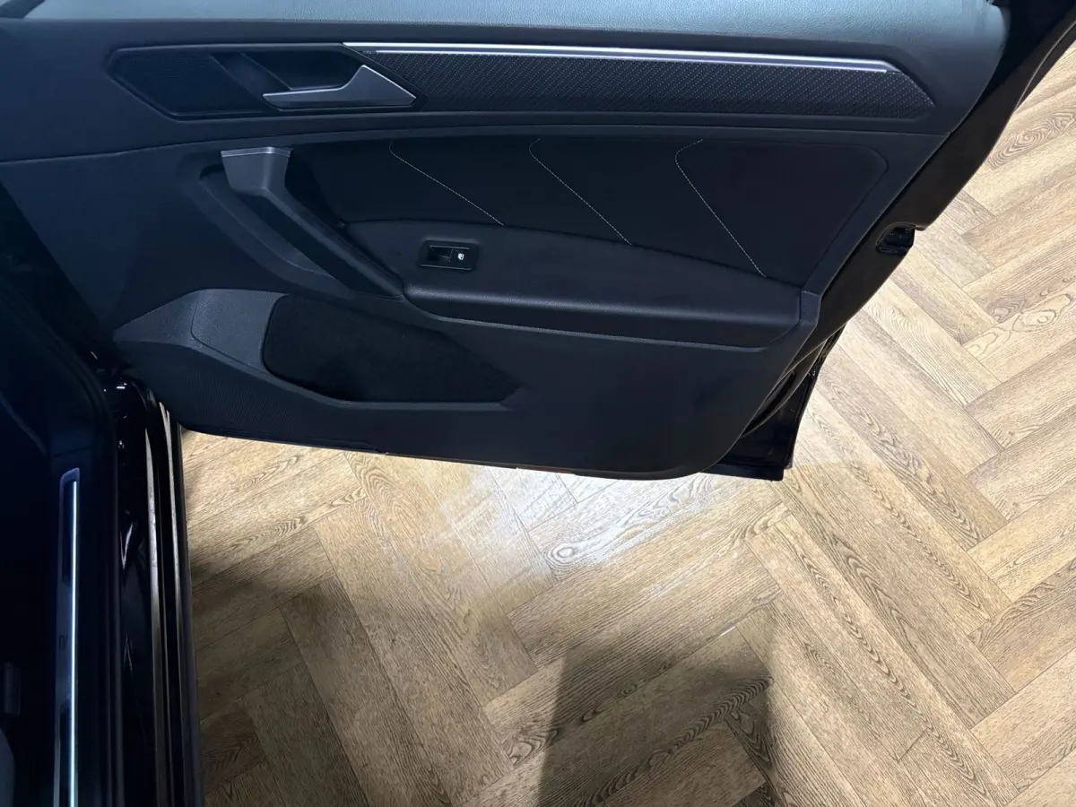 1.5 TSI R-Line PANO KEYLESS CAM
