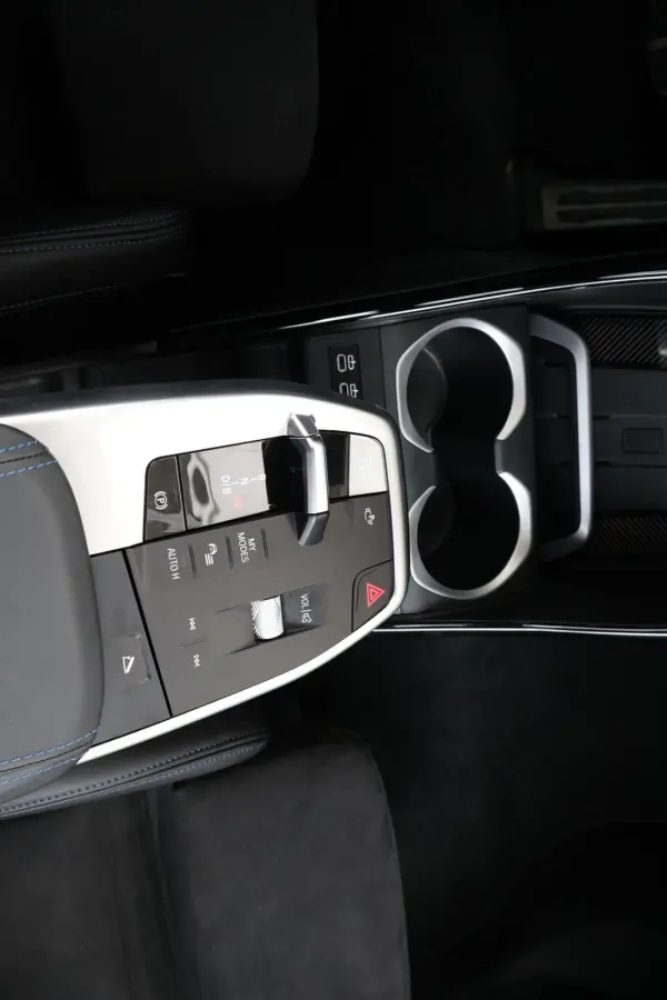 eDrive20 67 kWh M Sport Edition | SoH 100% | Sportpakket Pro | 19'' LM | Stoelverwarming Voor | Achteruitrijcamera |