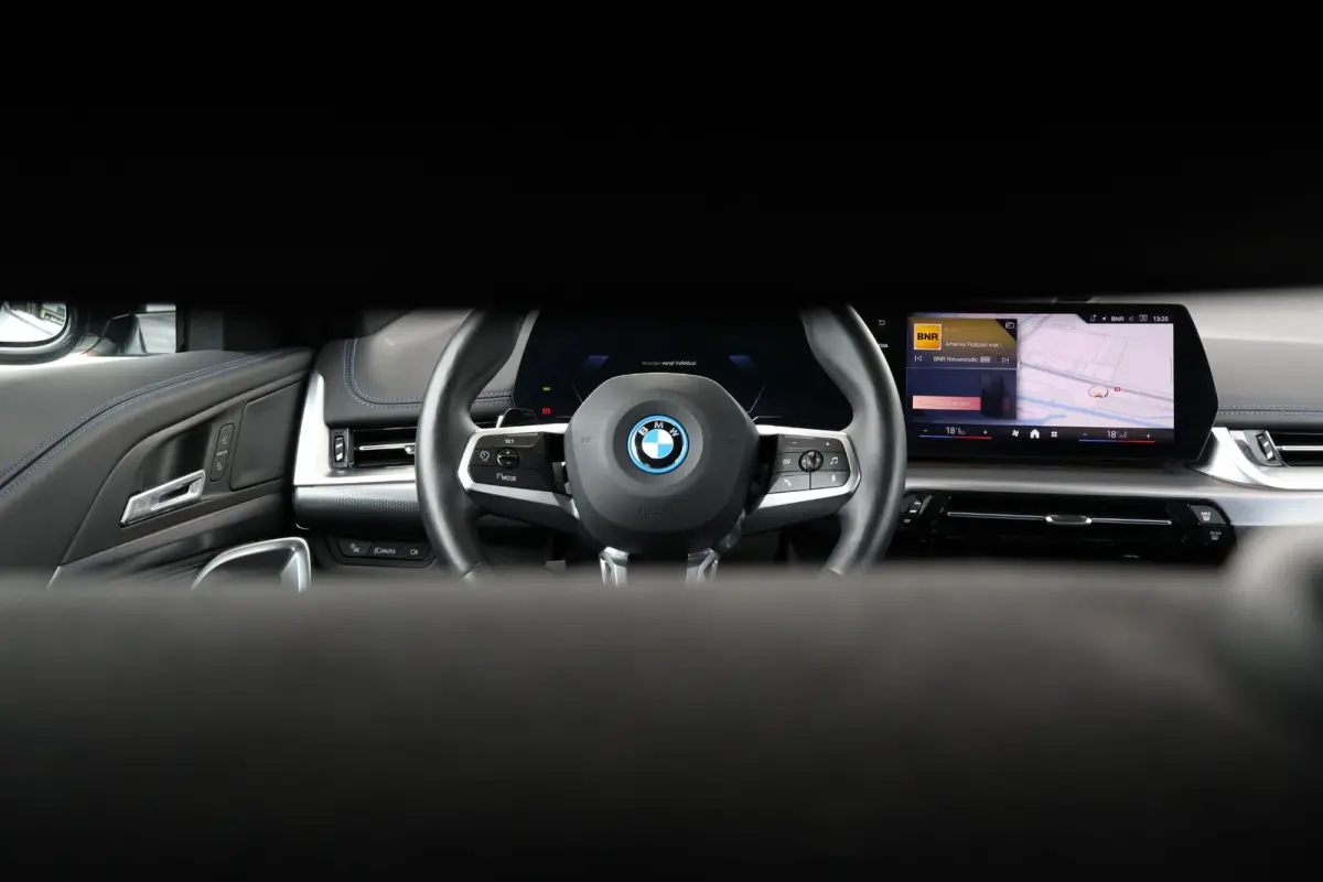 eDrive20 67 kWh M Sport Edition | SoH 100% | Sportpakket Pro | 19'' LM | Stoelverwarming Voor | Achteruitrijcamera |