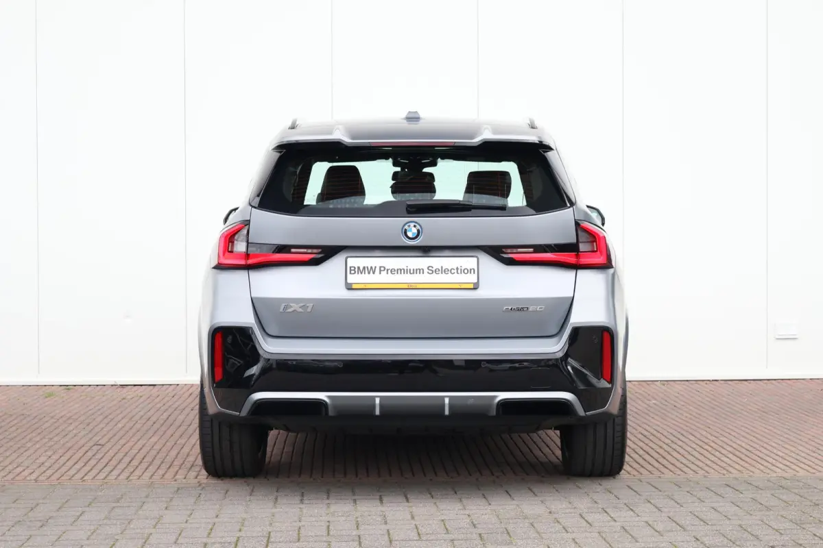 eDrive20 67 kWh M Sport Edition | SoH 100% | Sportpakket Pro | 19'' LM | Stoelverwarming Voor | Achteruitrijcamera |