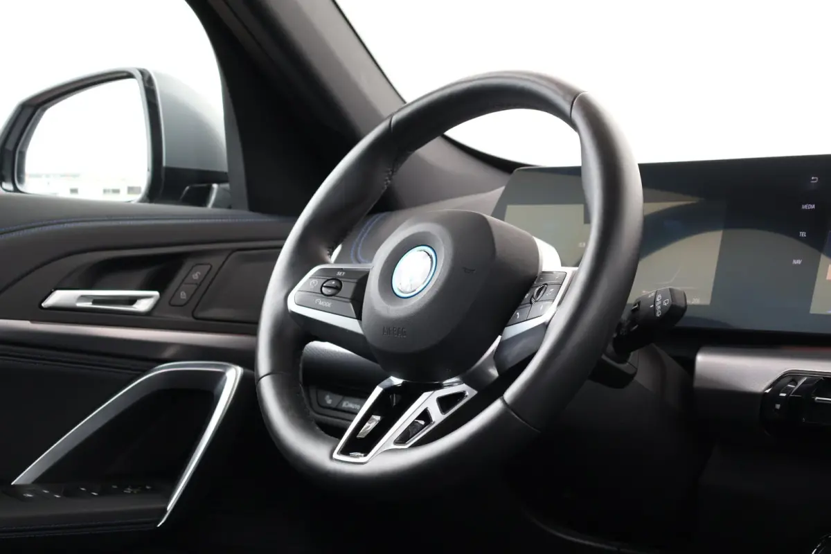eDrive20 67 kWh M Sport Edition | SoH 100% | Sportpakket Pro | 19'' LM | Stoelverwarming Voor | Achteruitrijcamera |