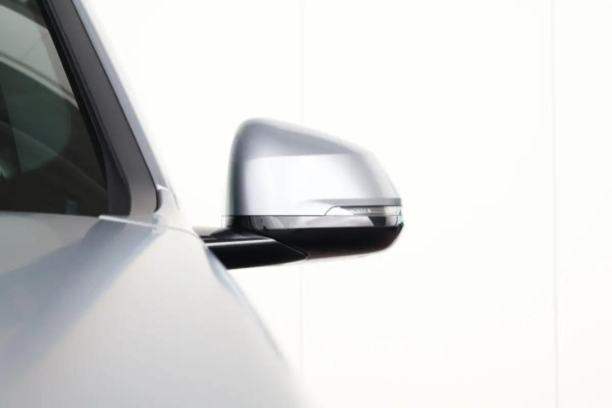 eDrive20 67 kWh M Sport Edition | SoH 100% | Sportpakket Pro | 19'' LM | Stoelverwarming Voor | Achteruitrijcamera |