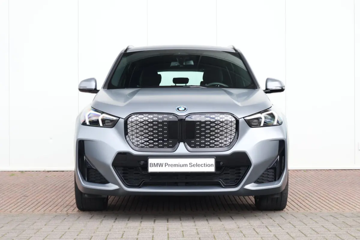 eDrive20 67 kWh M Sport Edition | SoH 100% | Sportpakket Pro | 19'' LM | Stoelverwarming Voor | Achteruitrijcamera |