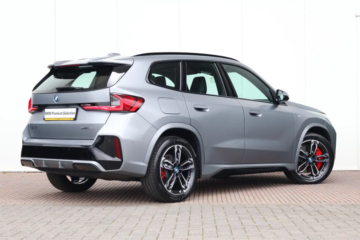 eDrive20 67 kWh M Sport Edition | SoH 100% | Sportpakket Pro | 19'' LM | Stoelverwarming Voor | Achteruitrijcamera |
