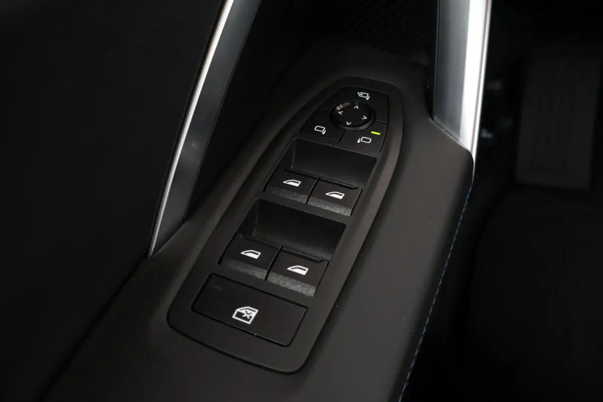 eDrive20 67 kWh M Sport Edition | SoH 100% | Sportpakket Pro | 19'' LM | Stoelverwarming Voor | Achteruitrijcamera |