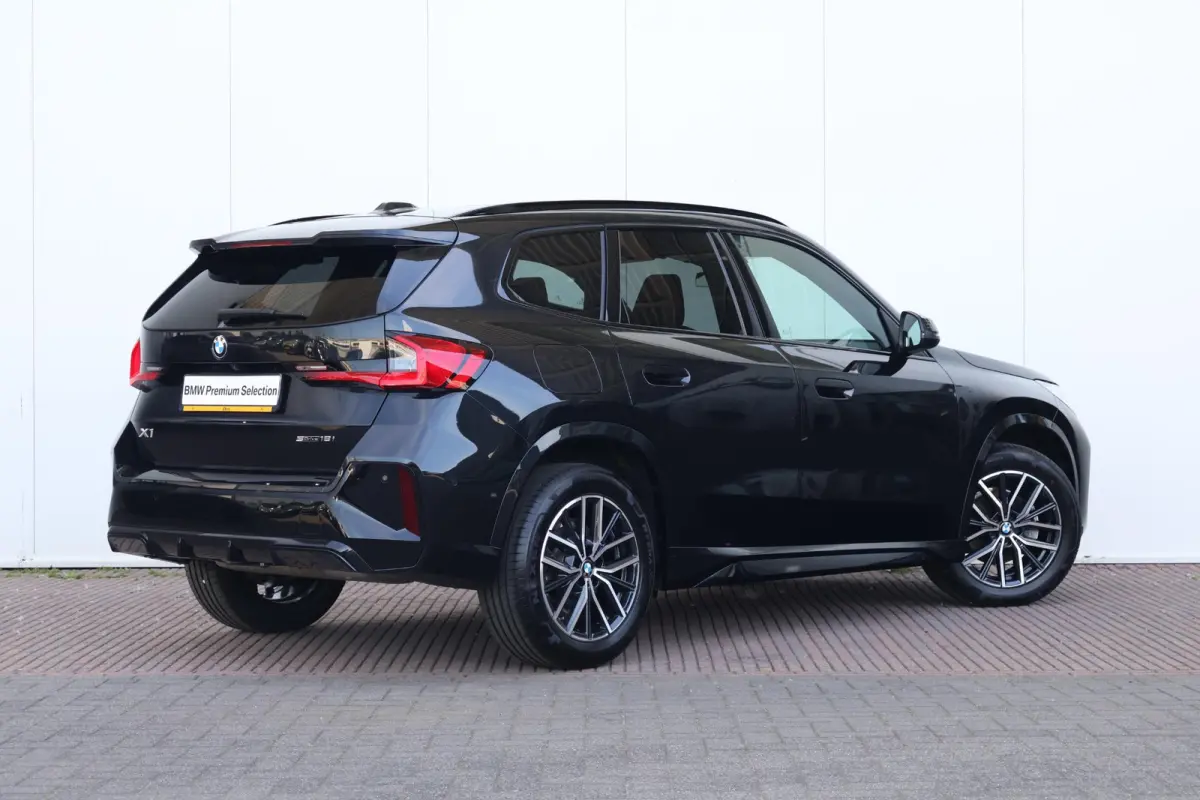 sDrive18i / M-Sport Pakket / Pano Dak / Stoelverwarming Voor / Trekhaak /