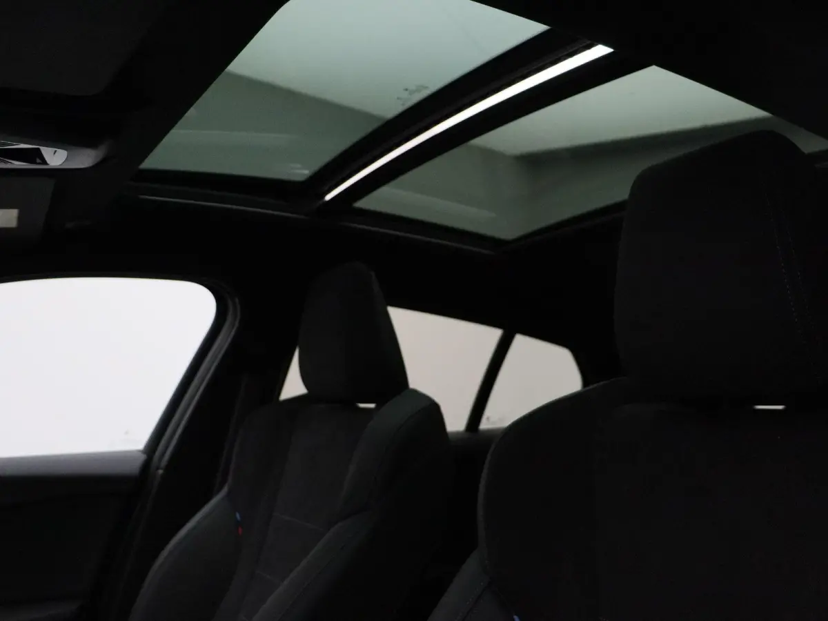 120 M Sportpakket Pro | Premium Pack | Stuurwielrand Verwarmd | Panoramadak | Harman Kardon | 19''
