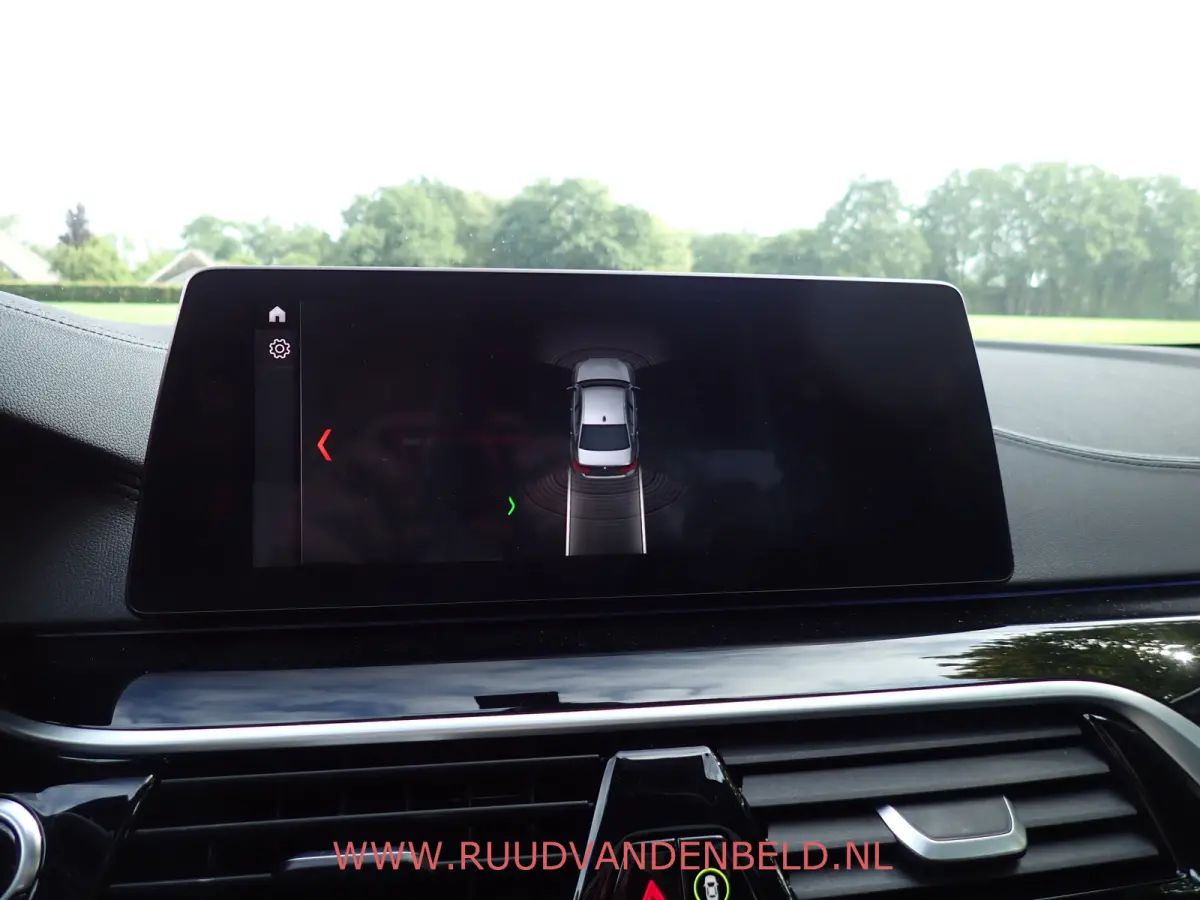 530d X-DRIVE SCHUIFDAK / CRUISE / CARPLAY / SPORTLEER / NAVI