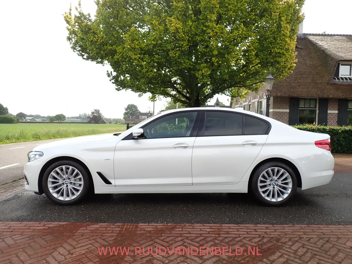 530d X-DRIVE SCHUIFDAK / CRUISE / CARPLAY / SPORTLEER / NAVI